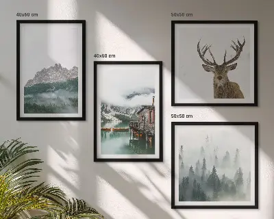 Billedsæt med ramme med motiv af bjerge, sø, hjorte, hytte og tåge