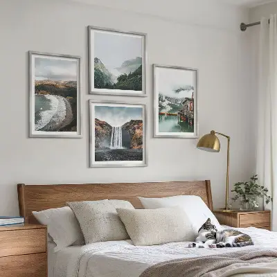 Billedsæt med ramme motiv af bjerglandskab med strand og skyer