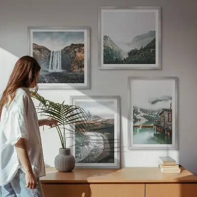 Billedsæt med ramme motiv af bjerglandskab med strand og skyer