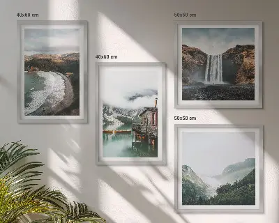 Billedsæt med ramme motiv af bjerglandskab med strand og skyer