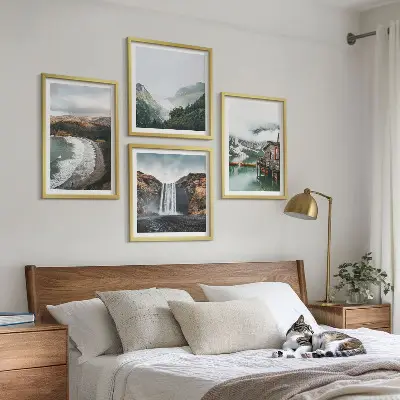 Billedsæt med ramme motiv af bjerglandskab med strand og skyer