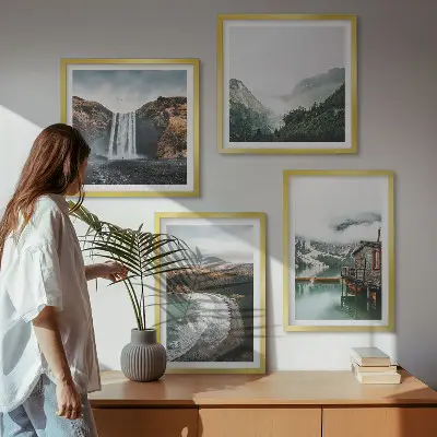 Billedsæt med ramme motiv af bjerglandskab med strand og skyer