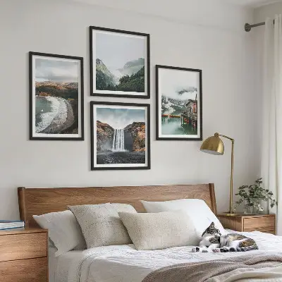 Billedsæt med ramme motiv af bjerglandskab med strand og skyer