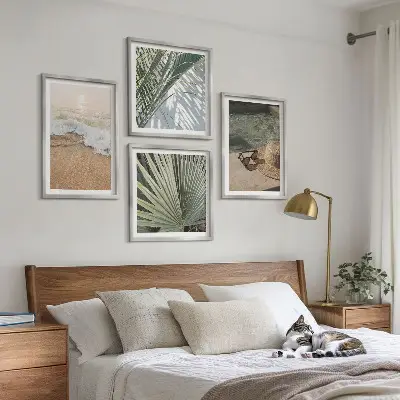 Billedvæg med vand, strandhat og solbriller til ophæng over sofaen