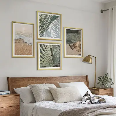 Billedvæg med vand, strandhat og solbriller til ophæng over sofaen