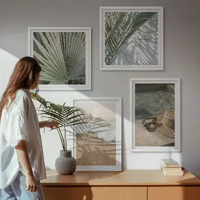 Billedvæg med vand, strandhat og solbriller til ophæng over sofaen