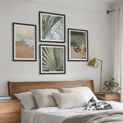 Billedvæg med vand, strandhat og solbriller til ophæng over sofaen
