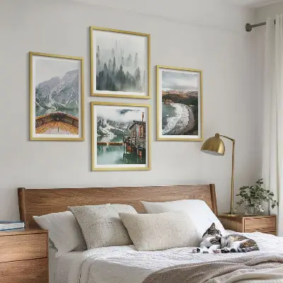 Billedsæt med ramme med motiv af bjerge, sø, båd, tåge og strand