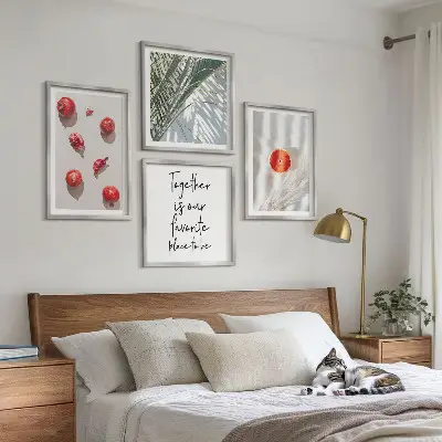 Billedvæg over sofa med indskrift på feriepalmefrugt
