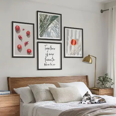 Billedvæg over sofa med indskrift på feriepalmefrugt