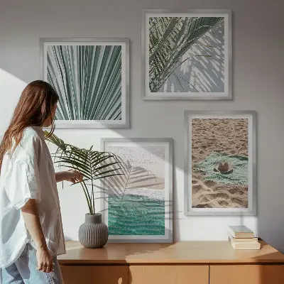 Billedvæg over sofa med motiv af ferieudsigt over strand og hav