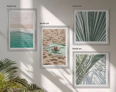 Billedvæg over sofa med motiv af ferieudsigt over strand og hav