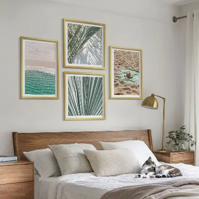 Billedvæg over sofa med motiv af ferieudsigt over strand og hav