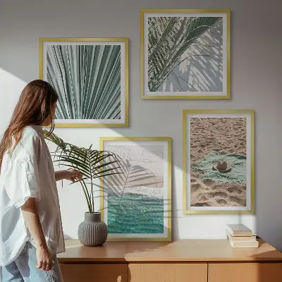 Billedvæg over sofa med motiv af ferieudsigt over strand og hav