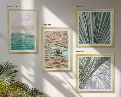 Billedvæg over sofa med motiv af ferieudsigt over strand og hav