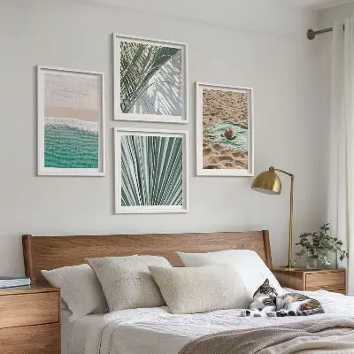 Billedvæg over sofa med motiv af ferieudsigt over strand og hav