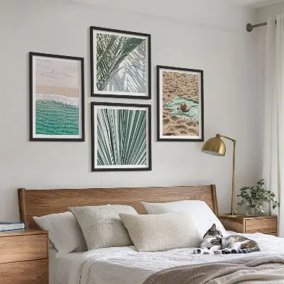 Billedvæg over sofa med motiv af ferieudsigt over strand og hav