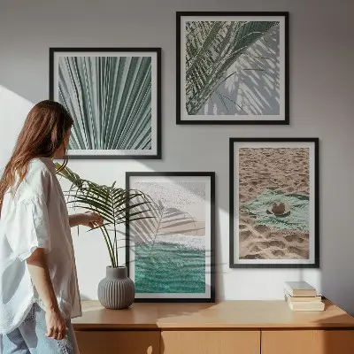 Billedvæg over sofa med motiv af ferieudsigt over strand og hav