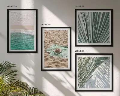 Billedvæg over sofa med motiv af ferieudsigt over strand og hav