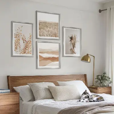 Billedvæg over sofa med plantemotiver i boho-stil