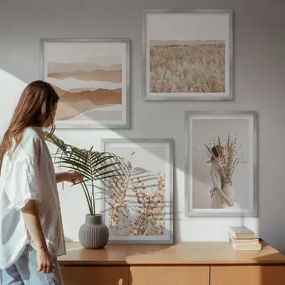 Billedvæg over sofa med plantemotiver i boho-stil