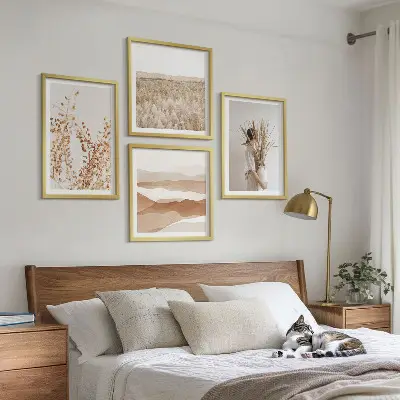 Billedvæg over sofa med plantemotiver i boho-stil