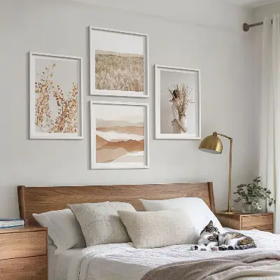 Billedvæg over sofa med plantemotiver i boho-stil