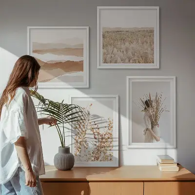 Billedvæg over sofa med plantemotiver i boho-stil