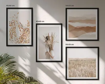 Billedvæg over sofa med plantemotiver i boho-stil