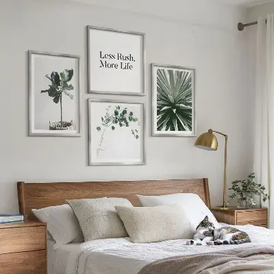 Billedvæg over sofa med grønne planter i minimalisme