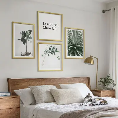 Billedvæg over sofa med grønne planter i minimalisme