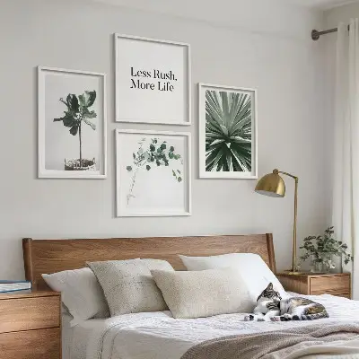 Billedvæg over sofa med grønne planter i minimalisme