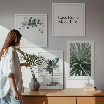 Billedvæg over sofa med grønne planter i minimalisme