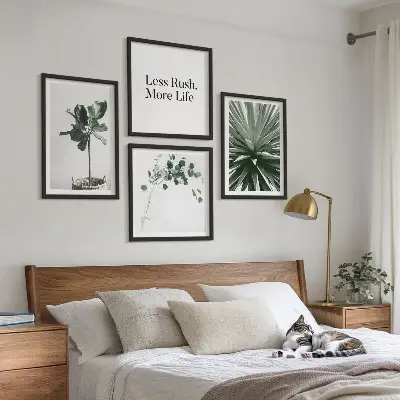 Billedvæg over sofa med grønne planter i minimalisme