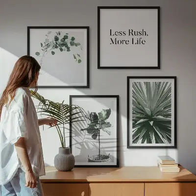 Billedvæg over sofa med grønne planter i minimalisme