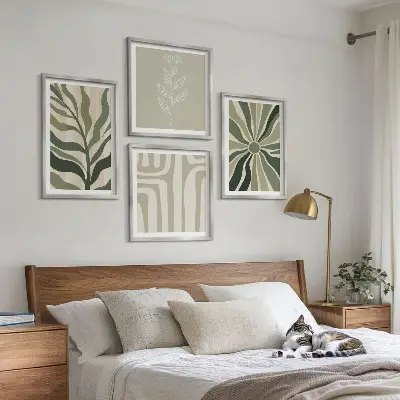 Billedvæg over sofa med plantemønstre i grøn minimalisme