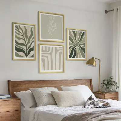 Billedvæg over sofa med plantemønstre i grøn minimalisme