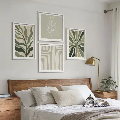 Billedvæg over sofa med plantemønstre i grøn minimalisme