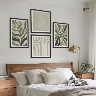 Billedvæg over sofa med plantemønstre i grøn minimalisme