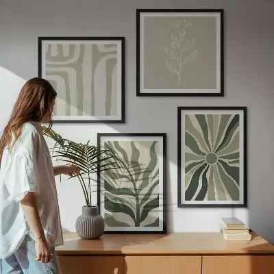 Billedvæg over sofa med plantemønstre i grøn minimalisme