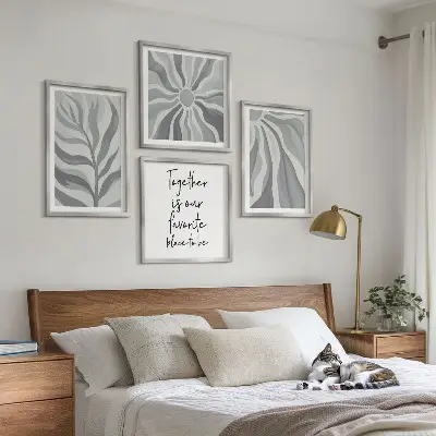 Billedvæg over sofa med illustrationer af blomstermønstre i pastelfarver