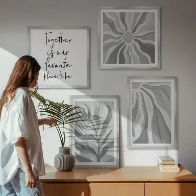 Billedvæg over sofa med illustrationer af blomstermønstre i pastelfarver