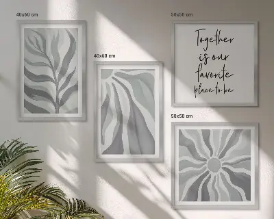 Billedvæg over sofa med illustrationer af blomstermønstre i pastelfarver