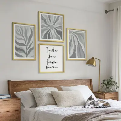 Billedvæg over sofa med illustrationer af blomstermønstre i pastelfarver