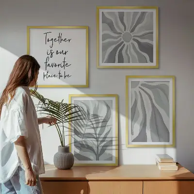 Billedvæg over sofa med illustrationer af blomstermønstre i pastelfarver