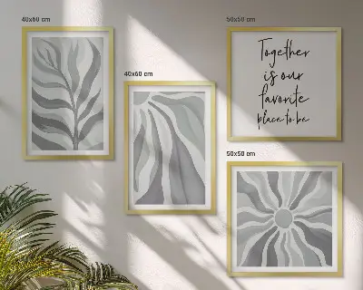Billedvæg over sofa med illustrationer af blomstermønstre i pastelfarver