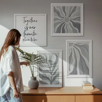 Billedvæg over sofa med illustrationer af blomstermønstre i pastelfarver