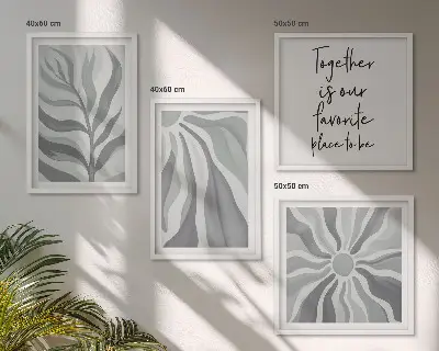Billedvæg over sofa med illustrationer af blomstermønstre i pastelfarver