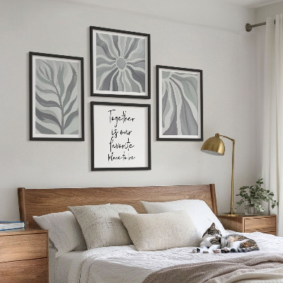 Billedvæg over sofa Illustrationer af blomstermønstre i pastelfarver