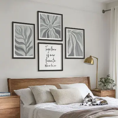 Billedvæg over sofa med illustrationer af blomstermønstre i pastelfarver